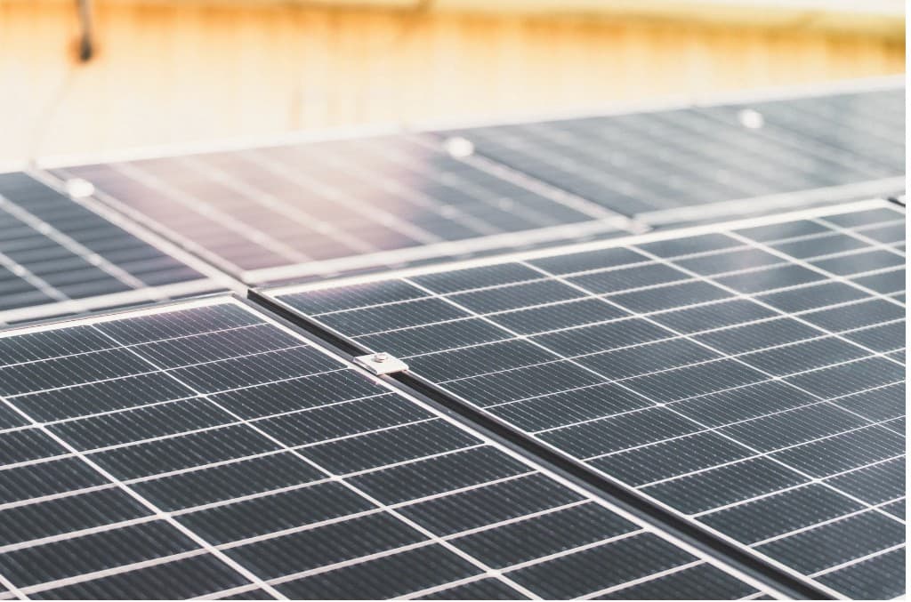 Nahaufnahme mehrerer Photovoltaikmodule auf einem Dach