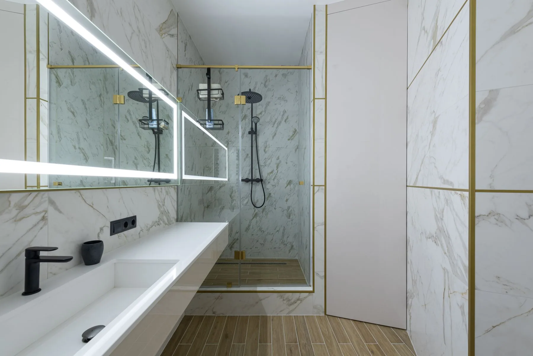 Fertig saniertes Bad mit bodengleicher Dusche und Glasabtrennung